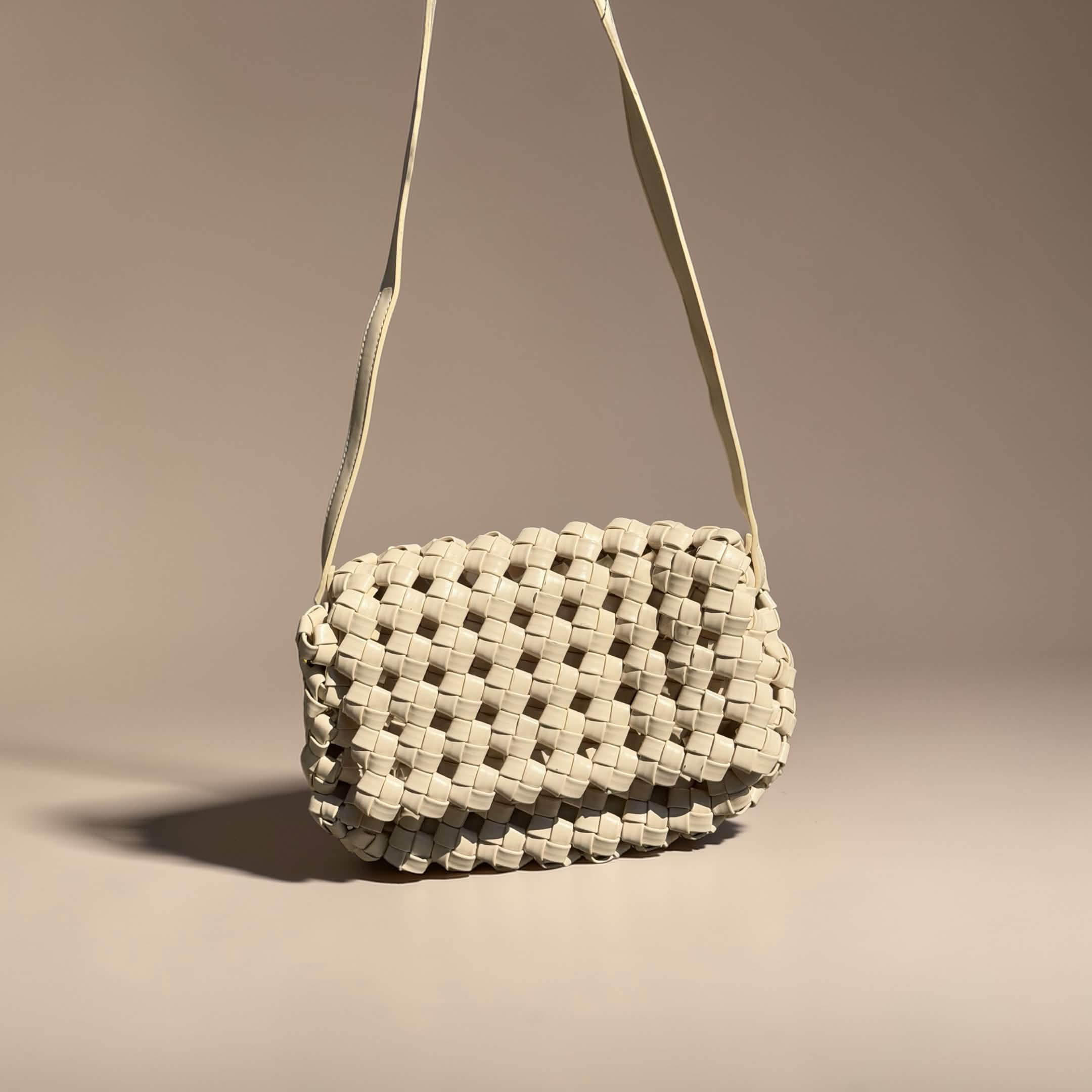 Дамска чанта, цвят екрю